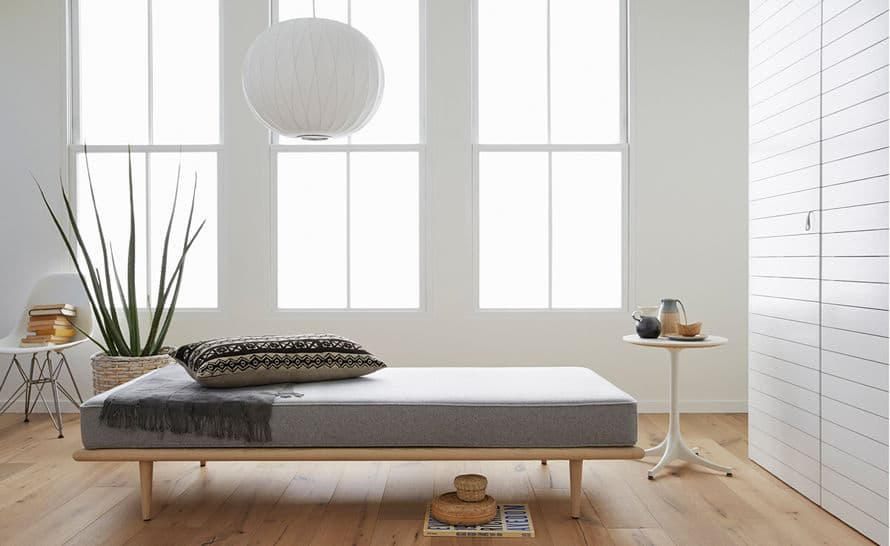 nelson daybed with wood taper legs