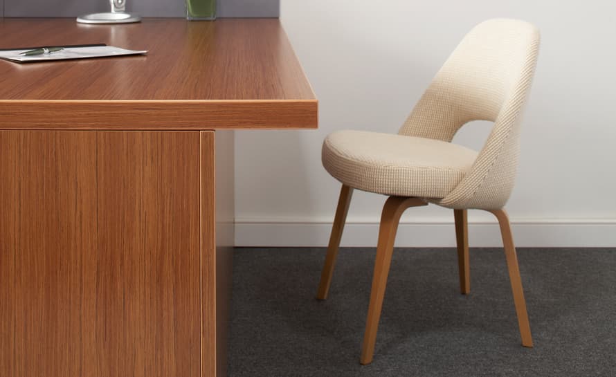 saarinen executive side chair with wood legs